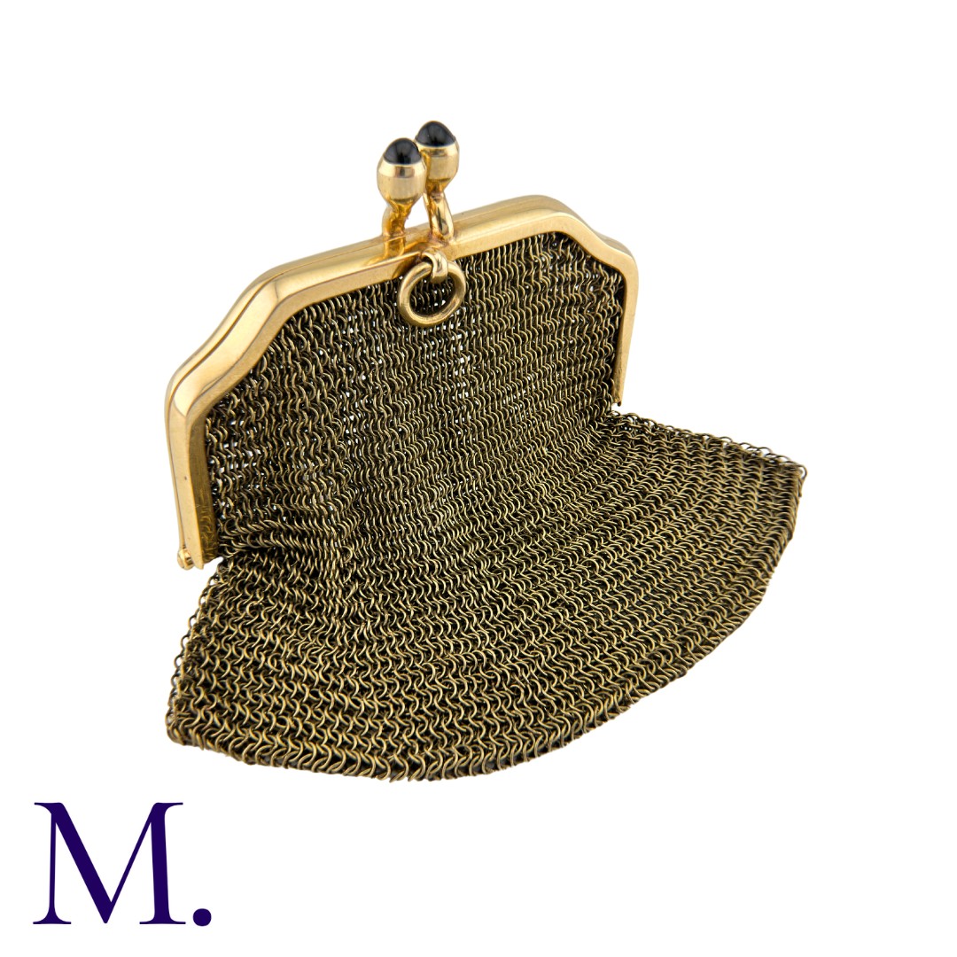A Mesh Purse in 14K yellow gold with cabochon sapphire clasp. Frame marked for 14ct gold. Size: 5.