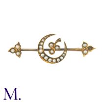 NO RESERVE - A Pearl Bar Brooch in 15K yellow gold set with pearls in a crescent and clover