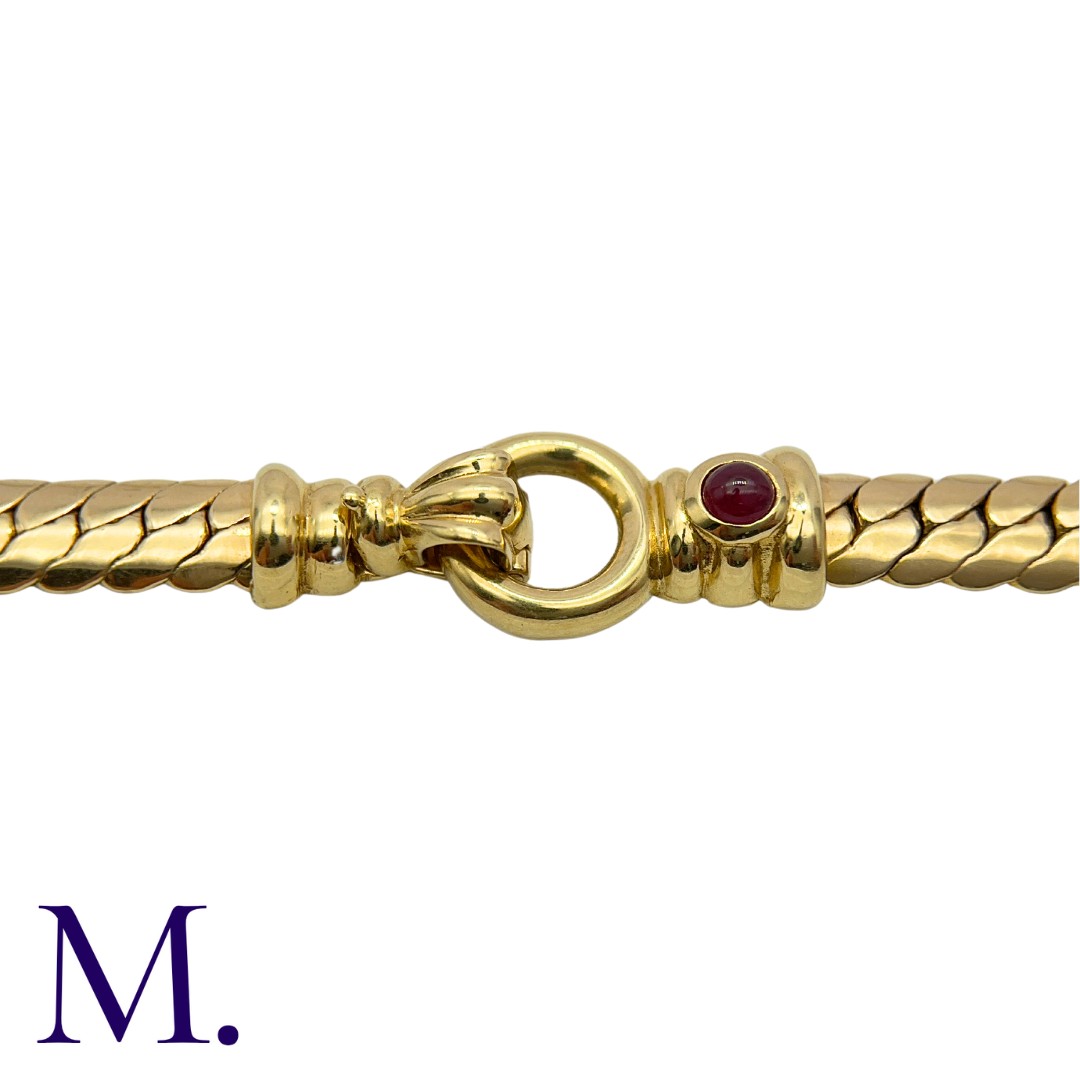 A Gold Collar in 18K yellow gold, set with cabochon red stone highlights. Size: 43cm Weight: 34.3g - Image 2 of 4