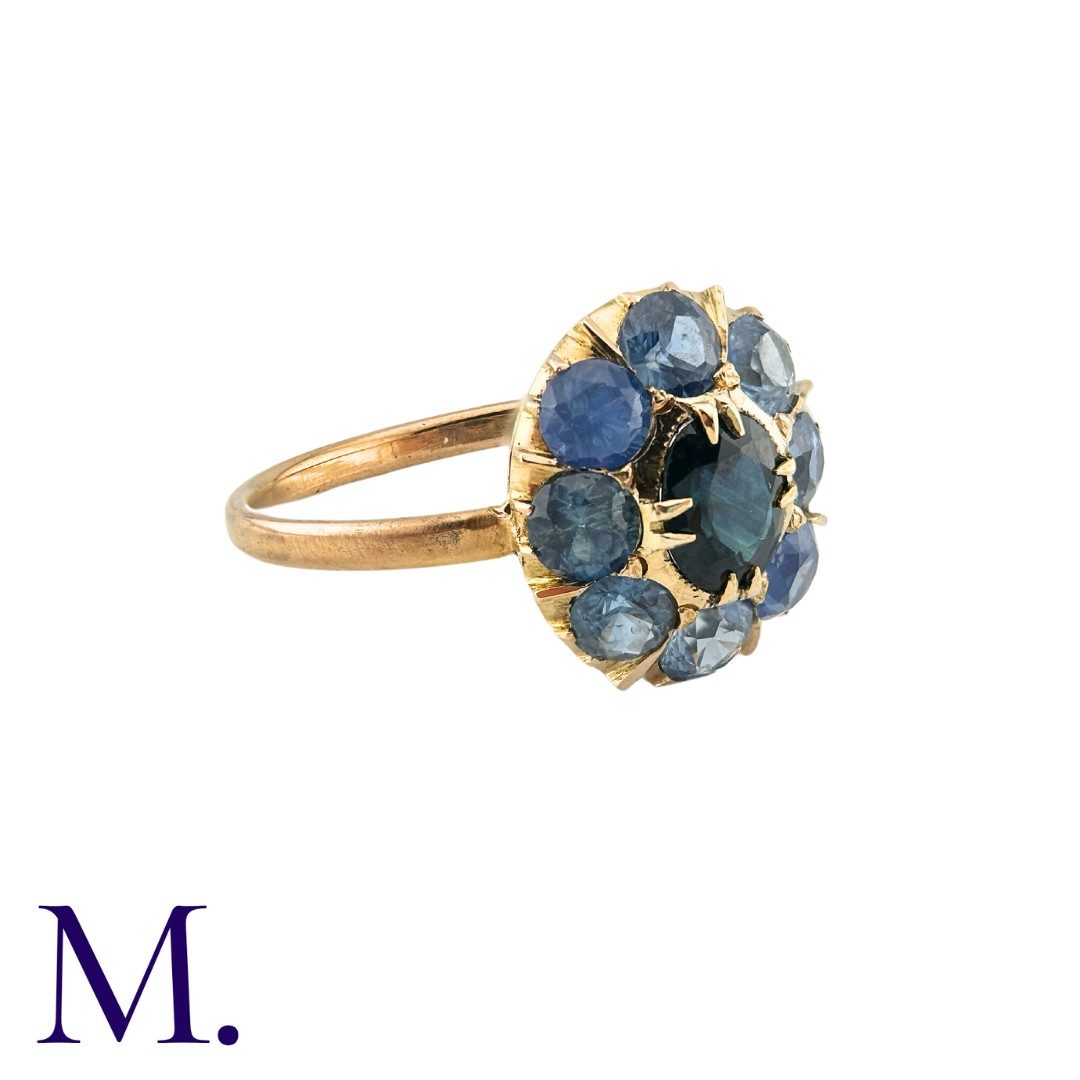 A Sapphire Cluster Ring in yellow gold, comprising a cluster of round cut sapphires surrounding a - Image 3 of 3