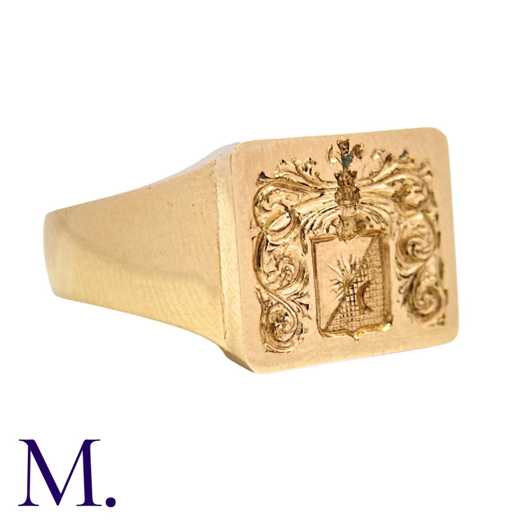 A Gold Signet Ring in 14K yellow gold, with armorial crest to a rectangular face. Marked for 14ct - Image 2 of 3