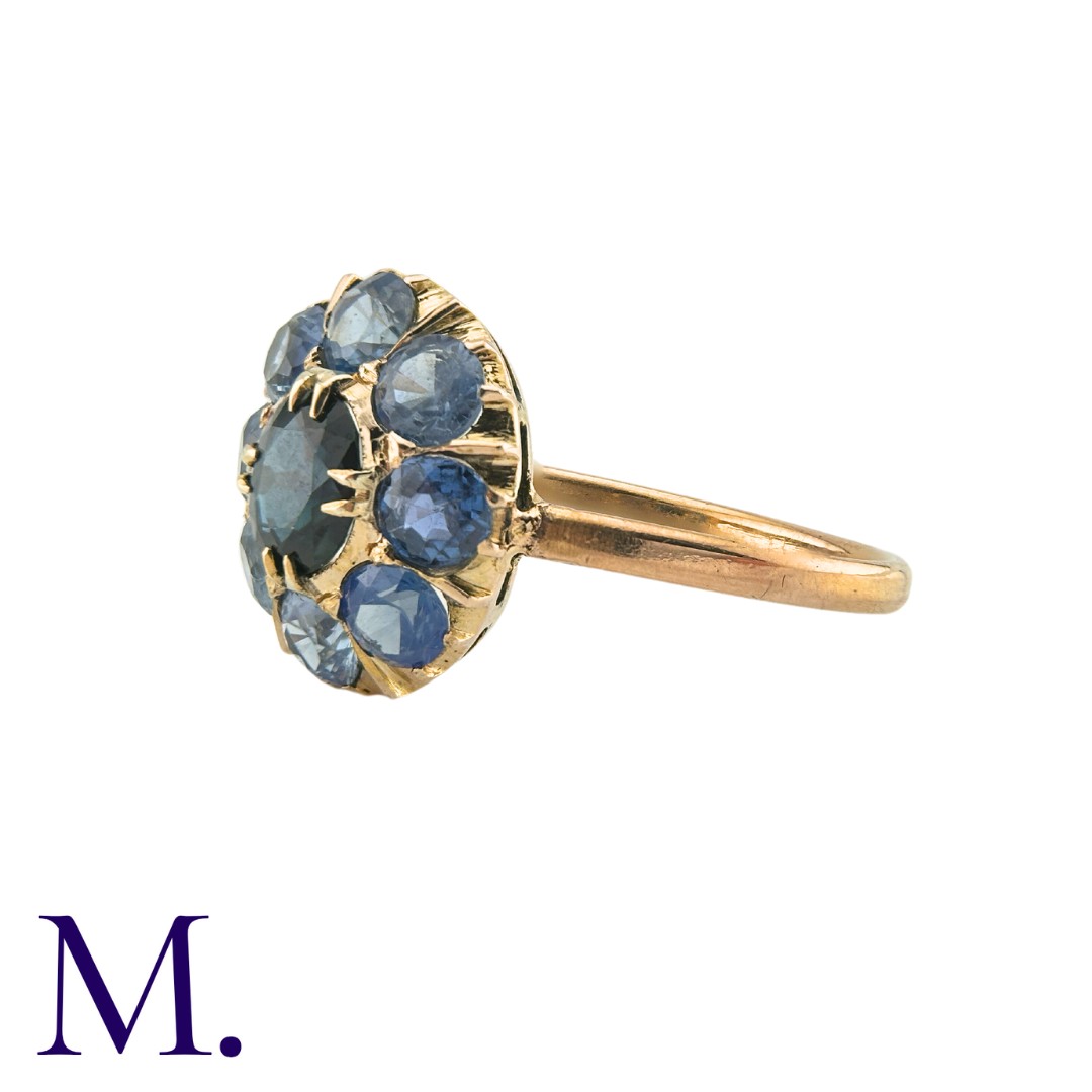 A Sapphire Cluster Ring in yellow gold, comprising a cluster of round cut sapphires surrounding a - Image 2 of 3