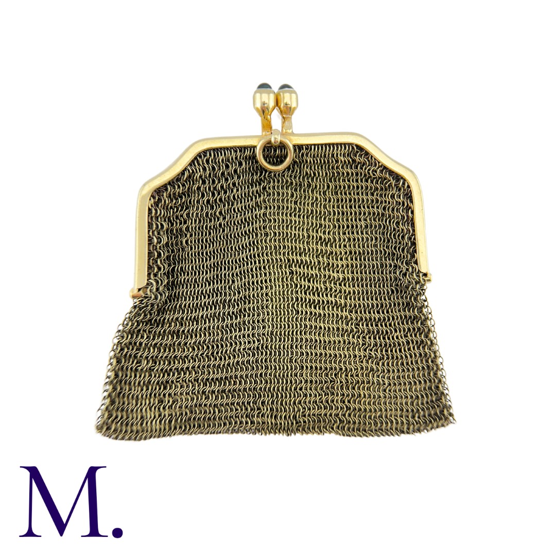 A Mesh Purse in 14K yellow gold with cabochon sapphire clasp. Frame marked for 14ct gold. Size: 5. - Image 2 of 2