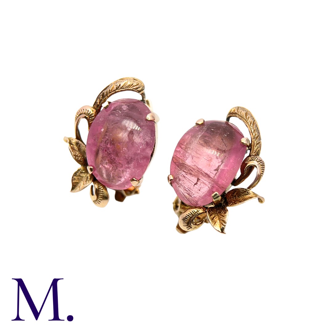 A Pair of Pink Tourmaline Earrings in 14K yellow gold, set with demi-lune cabochon pink - Bild 2 aus 2