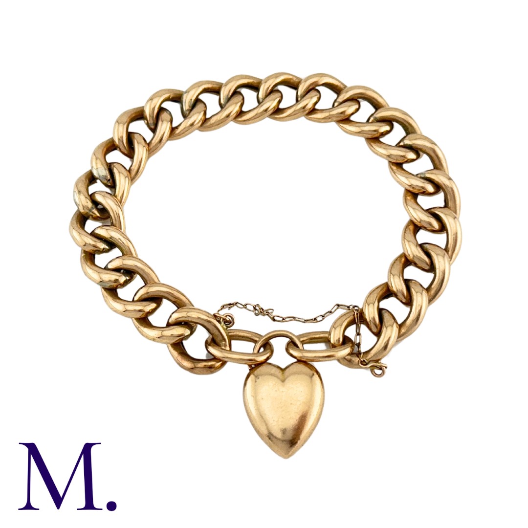 A Gold Curb Bracelet in 9K yellow gold, secured with a heart-shaped padlock clasp. Size: 20cm