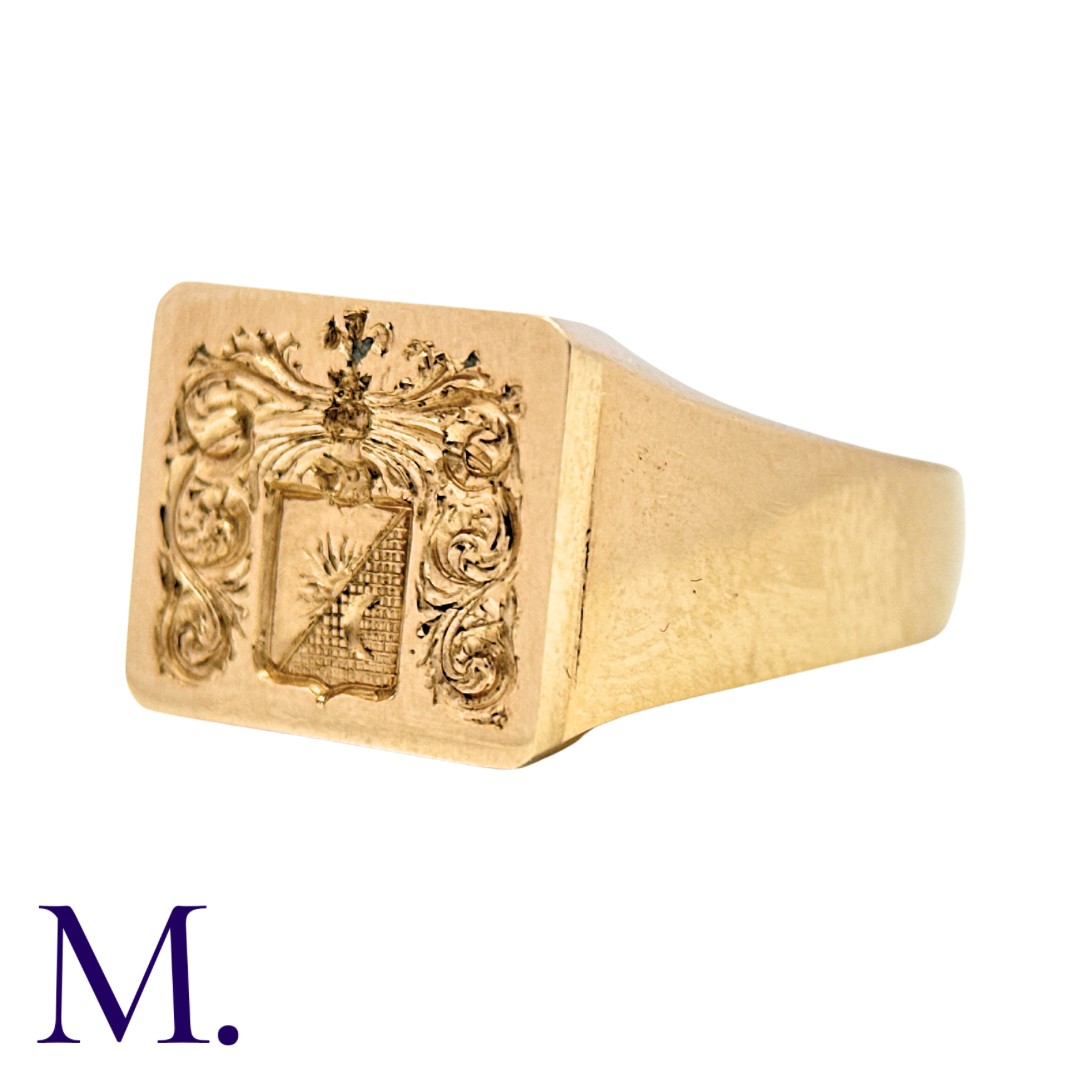 A Gold Signet Ring in 14K yellow gold, with armorial crest to a rectangular face. Marked for 14ct - Image 3 of 3