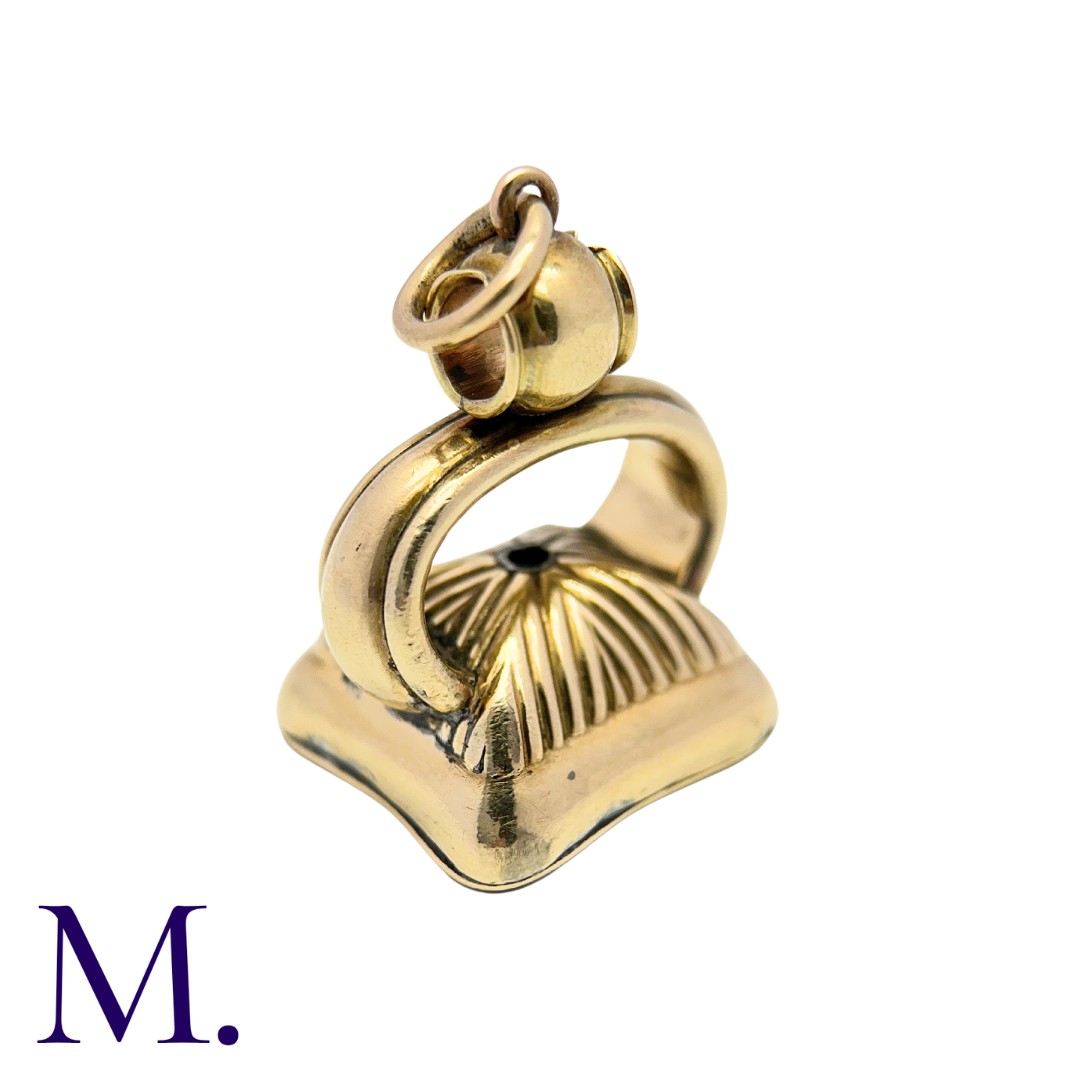 An Agate Seal in yellow gold with fluted base set with orange-coloured agate with monogram. Unmarked
