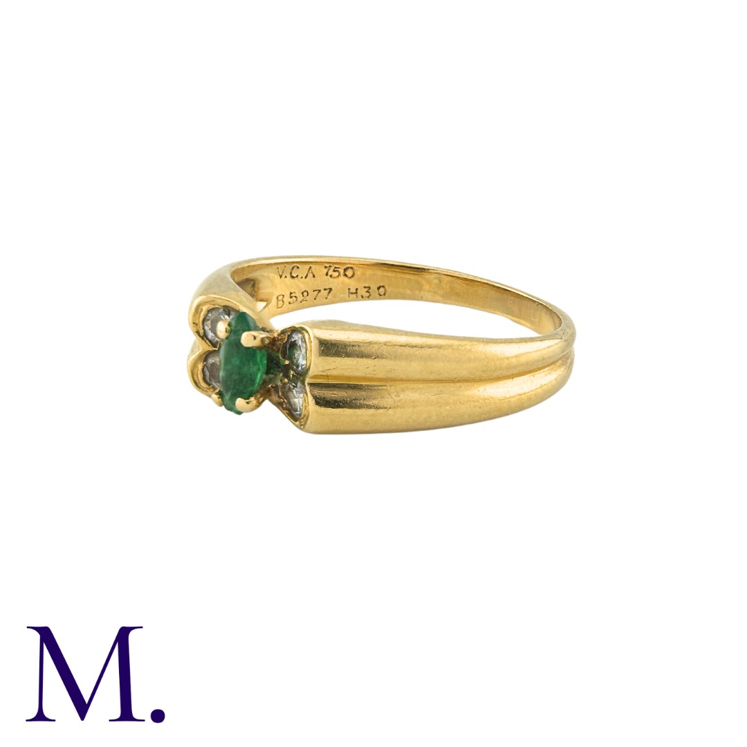 VAN CLEEF & ARPELS. An Emerald and Diamond Butterfly Ring in 18K yellow gold, set with a navette - Bild 2 aus 2