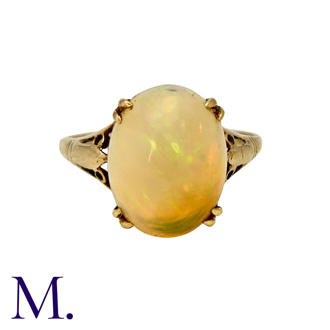 An Opal Ring in 9k yellow gold, set with a central cabochon opal of approximately 3.50cts. Stamped - Image 4 of 4