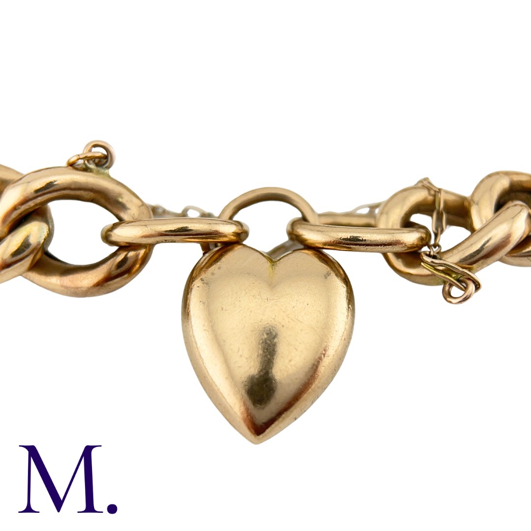 A Gold Curb Bracelet in 9K yellow gold, secured with a heart-shaped padlock clasp. Size: 20cm - Image 2 of 4