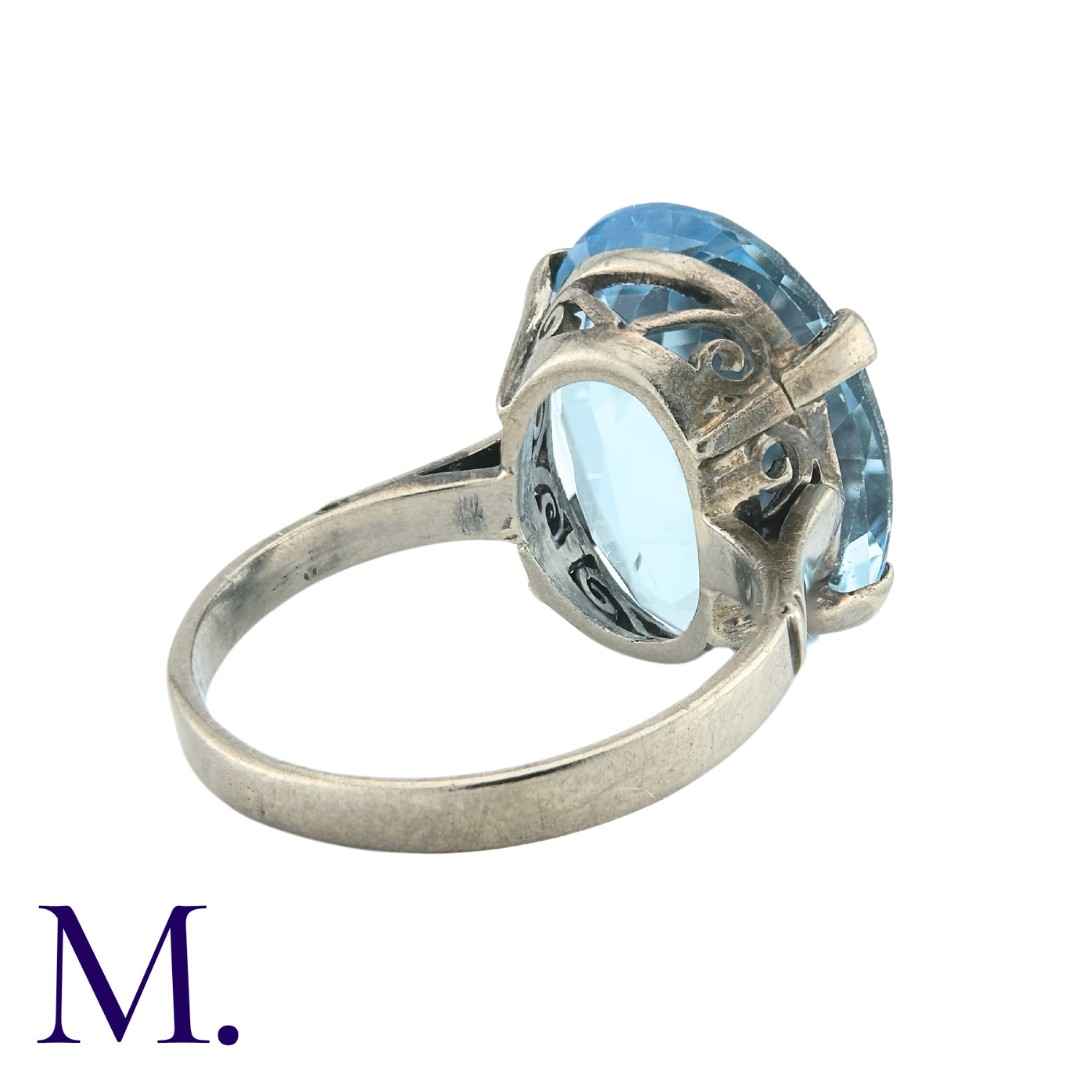 A Topaz Ring in white gold, set with a blue topaz weighing approximately 10.8ct Size: L1/2 Weight: - Bild 3 aus 3