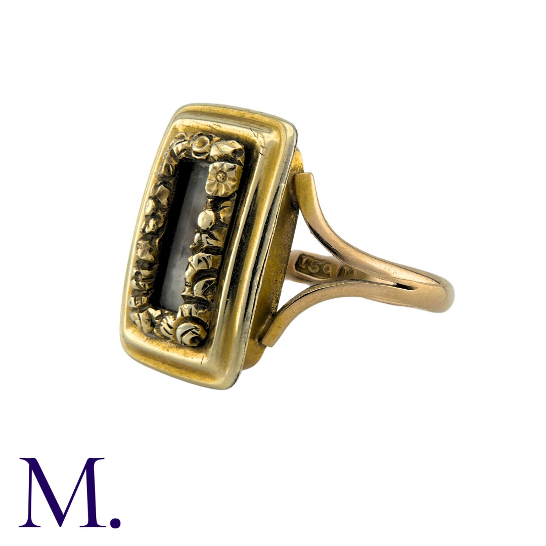 An Antique Lover's Eye Ring in 15k yellow gold, set with and ornate, foliate framed aperture - Image 2 of 4