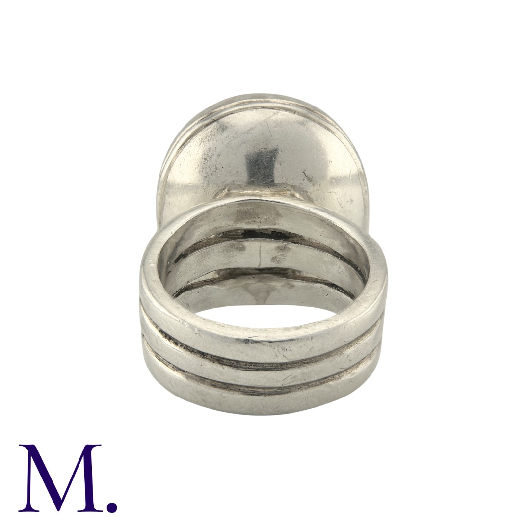 A Large Intaglio Seal Ring in silver, comprising a large oval silver intaglio seal depicting a - Image 4 of 4