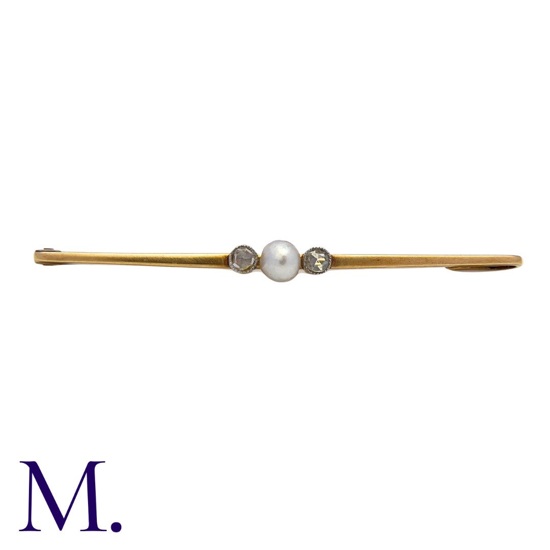 NO RESERVE - A Diamond and Pearl Bar Brooch in 14K yellow gold, set with a pearl to the centre and