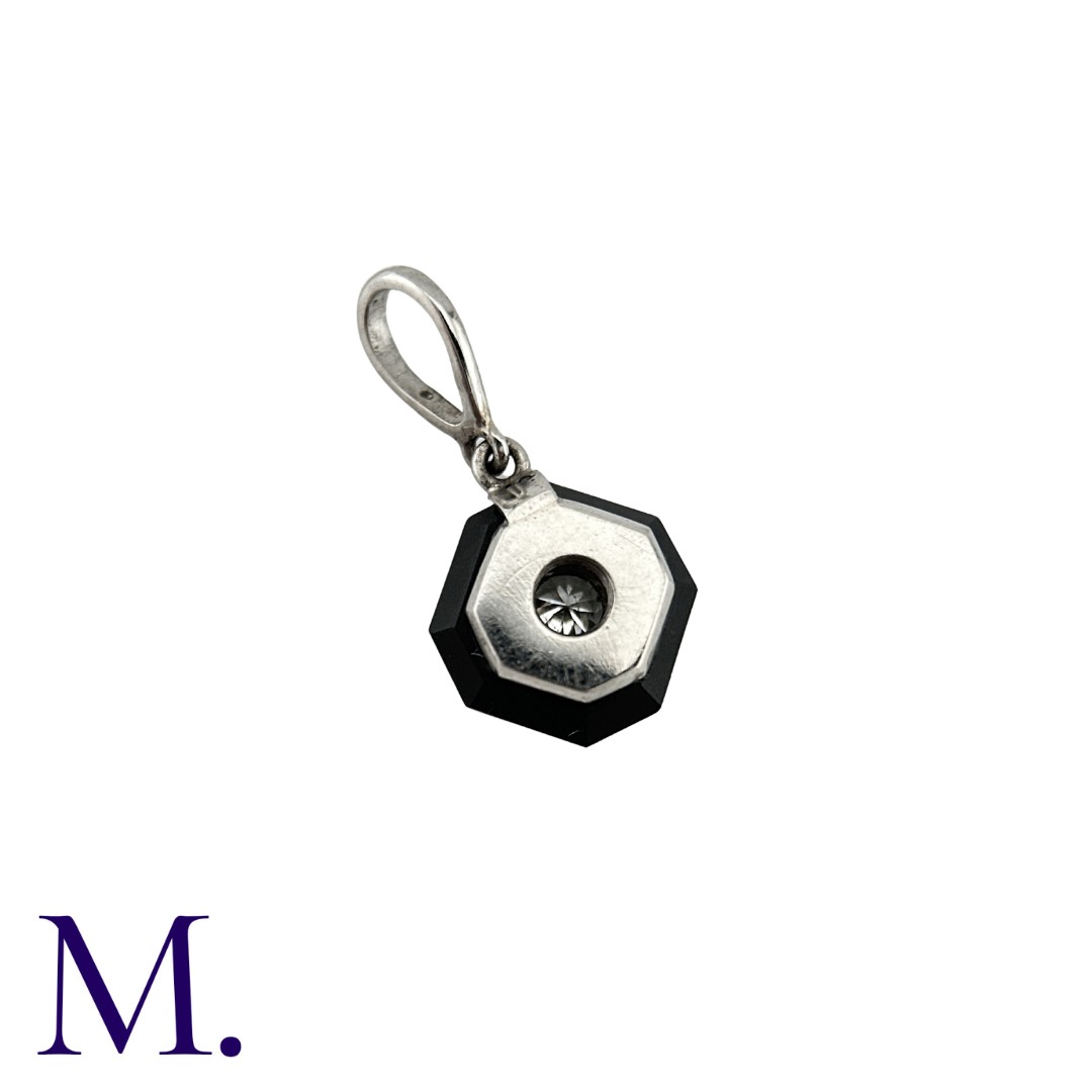 An Onyx And Diamond Pendant in platinum, comprising a polished octagonal plaque of onyx, inset - Bild 2 aus 2