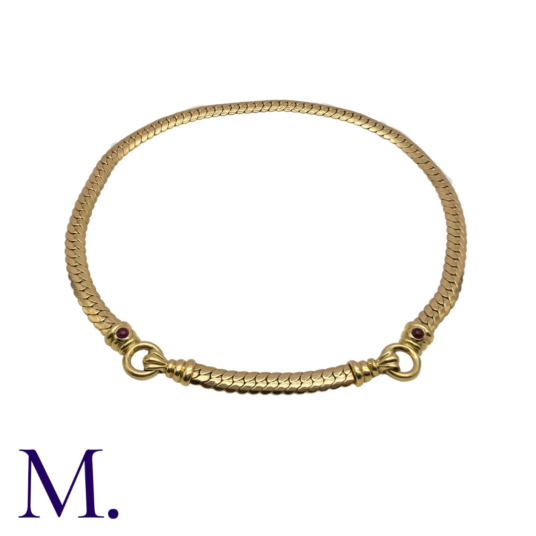A Gold Collar in 18K yellow gold, set with cabochon red stone highlights. Size: 43cm Weight: 34.3g - Image 3 of 4