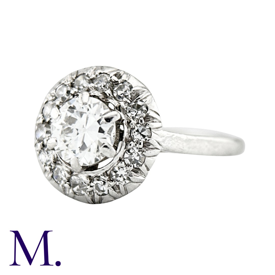 A Diamond Cluster Ring in 18K white gold set with a round cut diamond to the centre with fourteen - Bild 2 aus 2