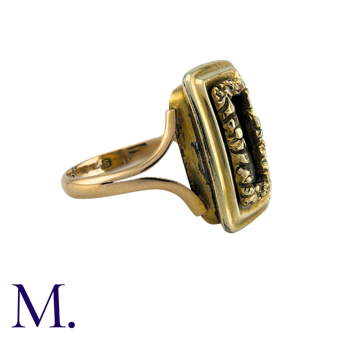 An Antique Lover's Eye Ring in 15k yellow gold, set with and ornate, foliate framed aperture - Image 3 of 4