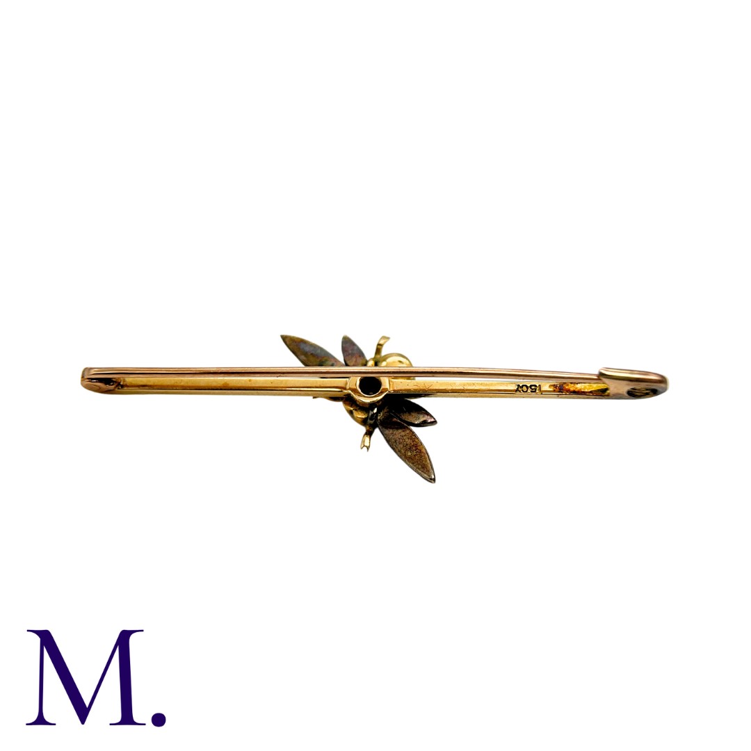 An Insect Bar Brooch in 15K yellow gold, depicting a winged insect with natural pearl and old cut - Bild 3 aus 3