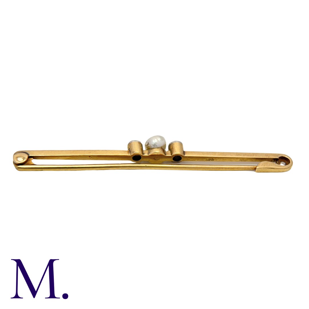 NO RESERVE - A Diamond and Pearl Bar Brooch in 14K yellow gold, set with a pearl to the centre and - Image 2 of 2