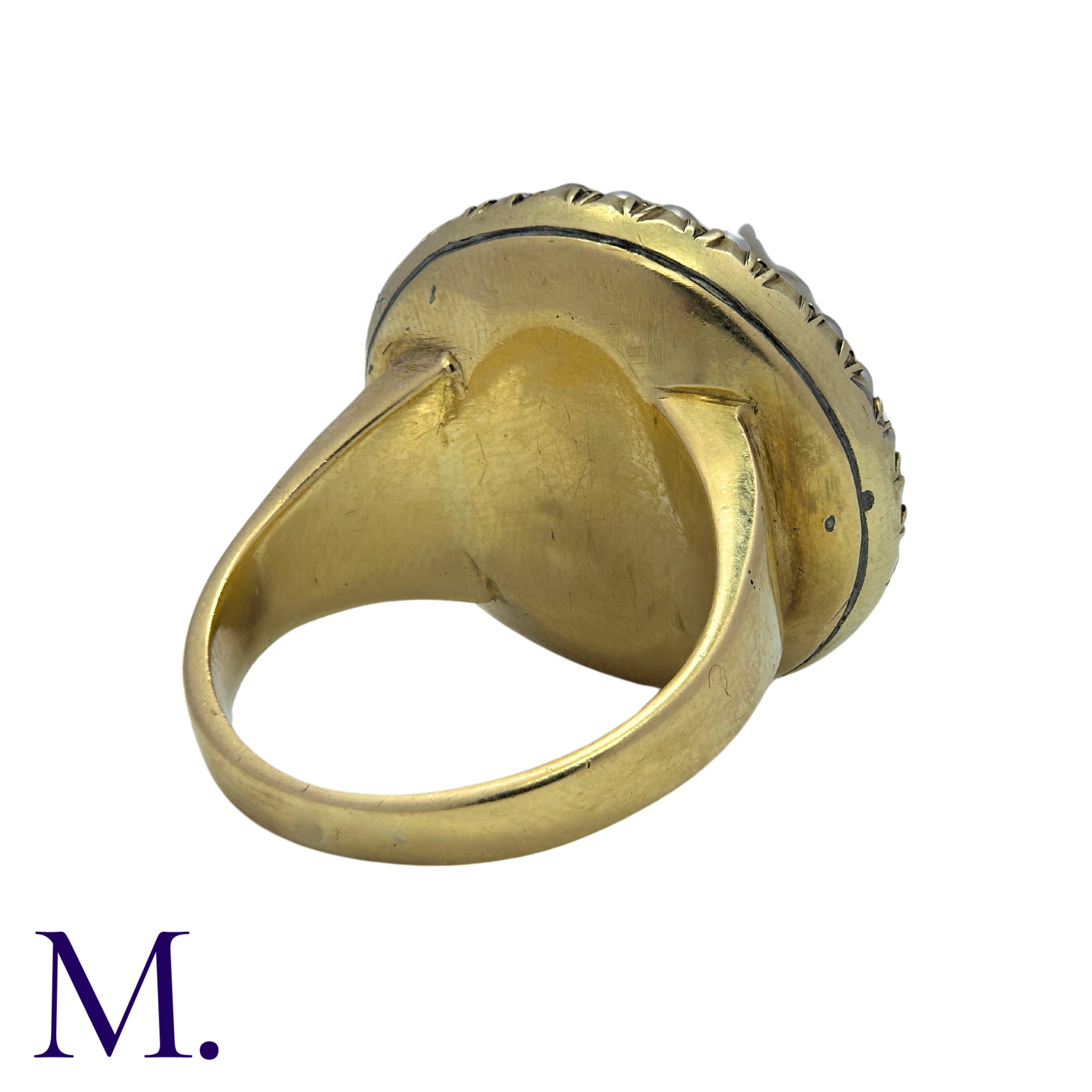 A Hardstone Cameo Ring in 18K yellow gold set with a hardstone cameo depicting a female bust, with - Image 4 of 4