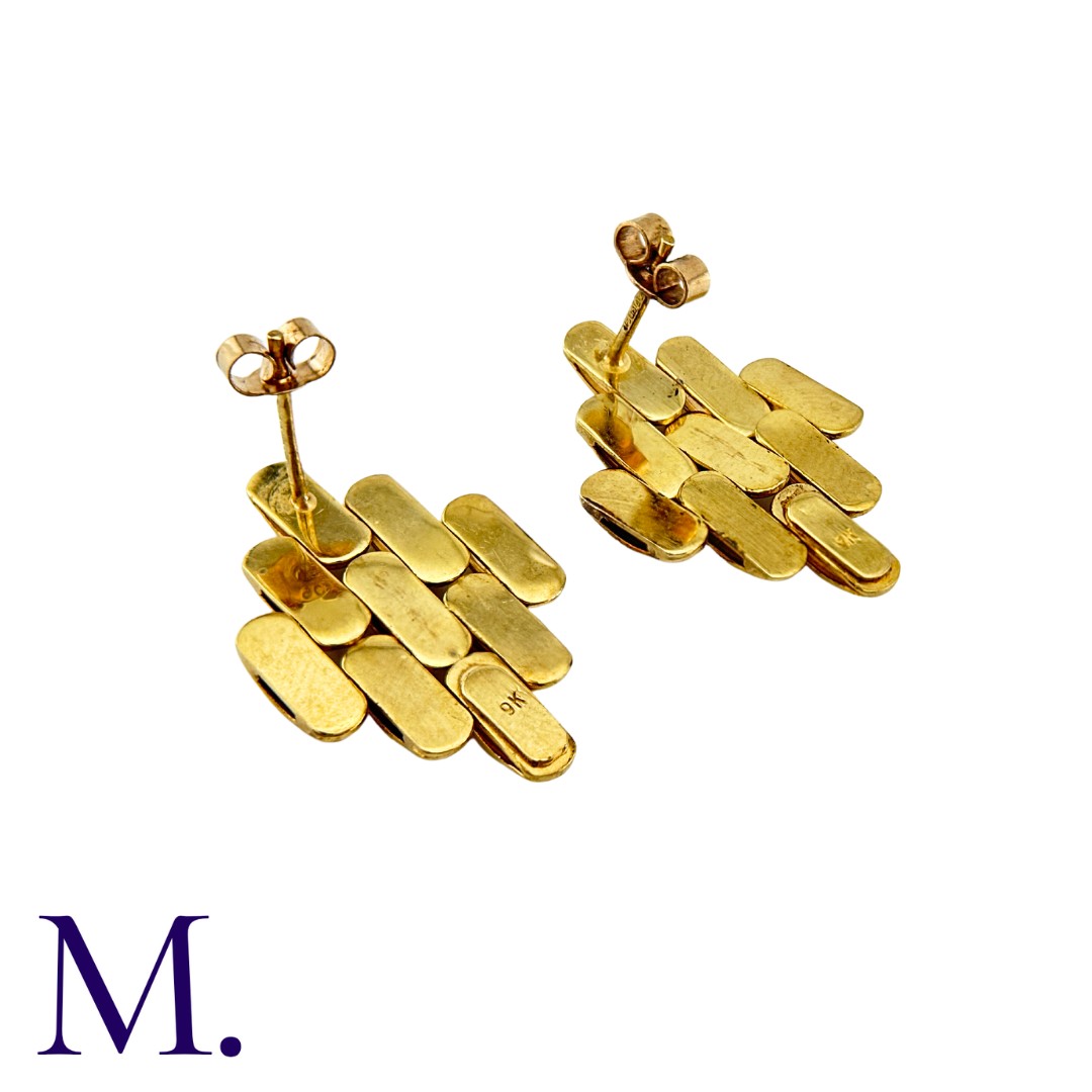 A Pair of Articulated Earrings in 9K yellow gold, in articulated link form. Posts with butterfly - Image 3 of 3