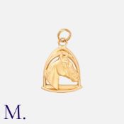 A Horse and Stirrup Charm in 9ct yellow gold. Size: 3.2cm Weight: 3.4g