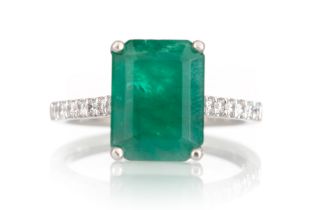 EMERALD AND DIAMOND RING,