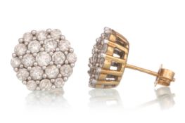 PAIR OF DIAMOND CLUSTER EARRINGS,