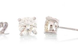 PAIR OF IMPRESSIVE DIAMOND STUD EARRINGS,