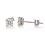 PAIR OF DIAMOND STUD EARRINGS,