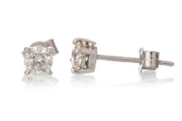 PAIR OF DIAMOND STUD EARRINGS,