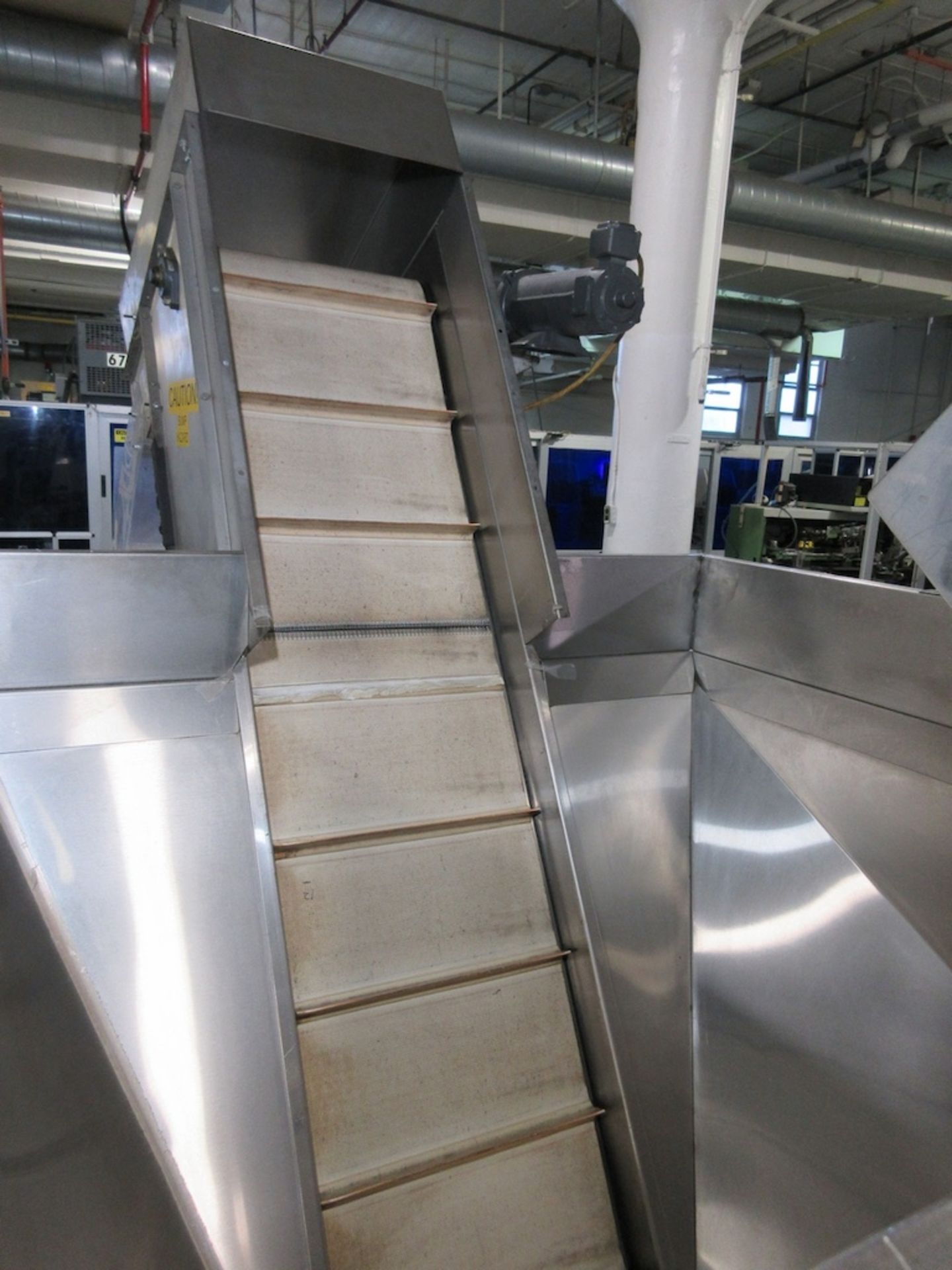 Mobile Bottle Hopper with Incline Belt Conveyor - Image 3 of 4