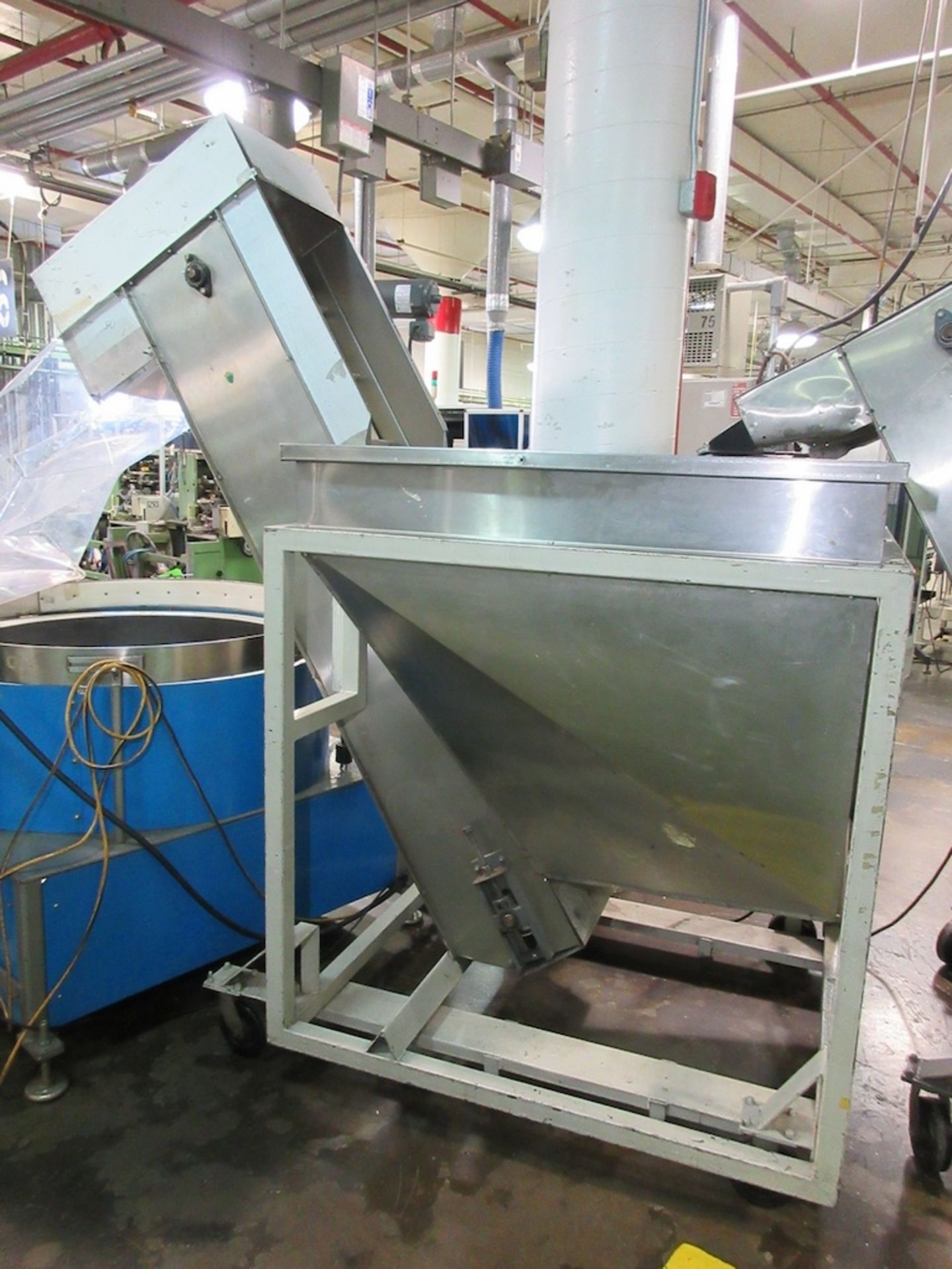 Mobile Bottle Hopper with 18" Incline Belt Conveyor - Image 4 of 4