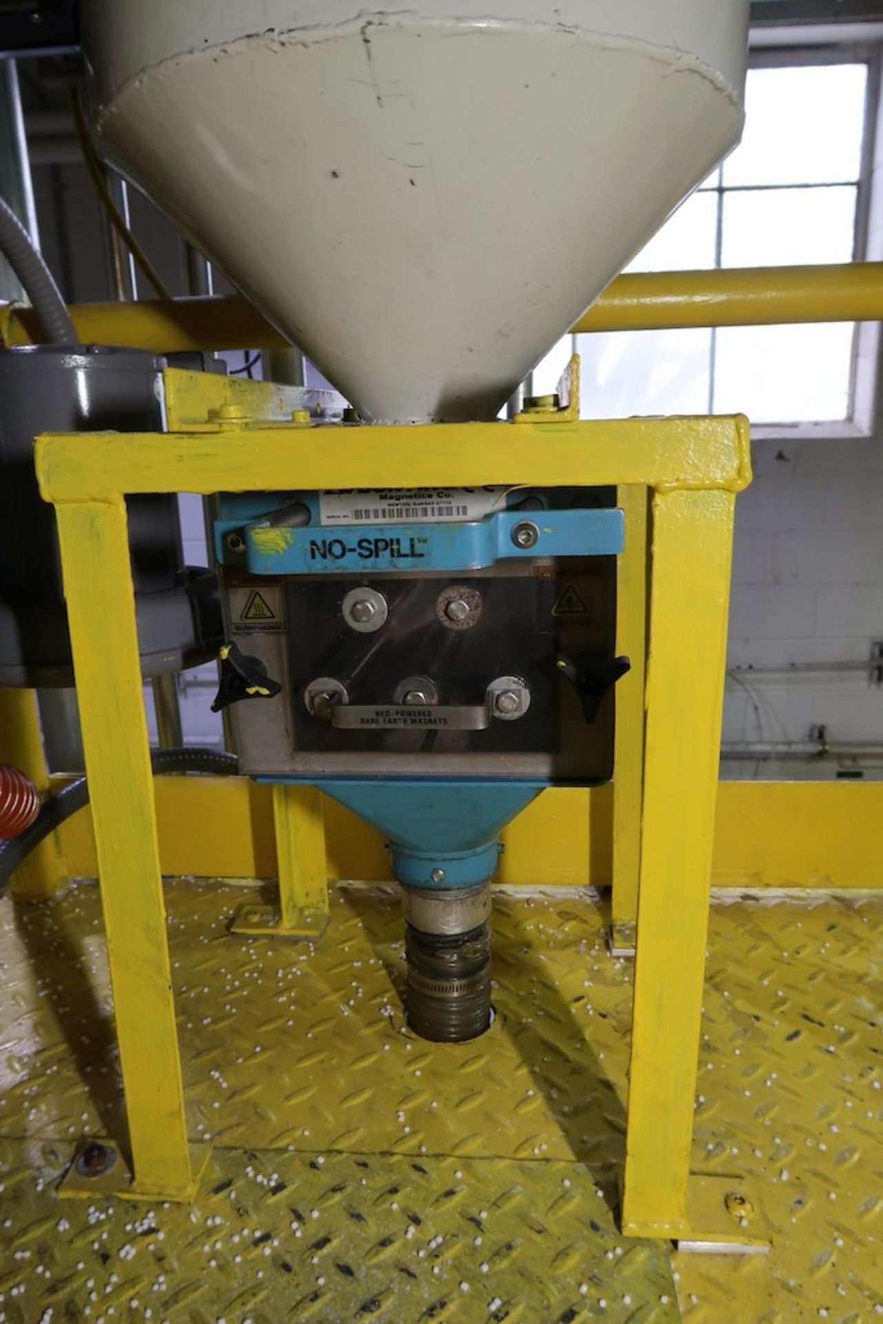 Material Hopper with Novatec Vacuum Material Loader - Image 3 of 3