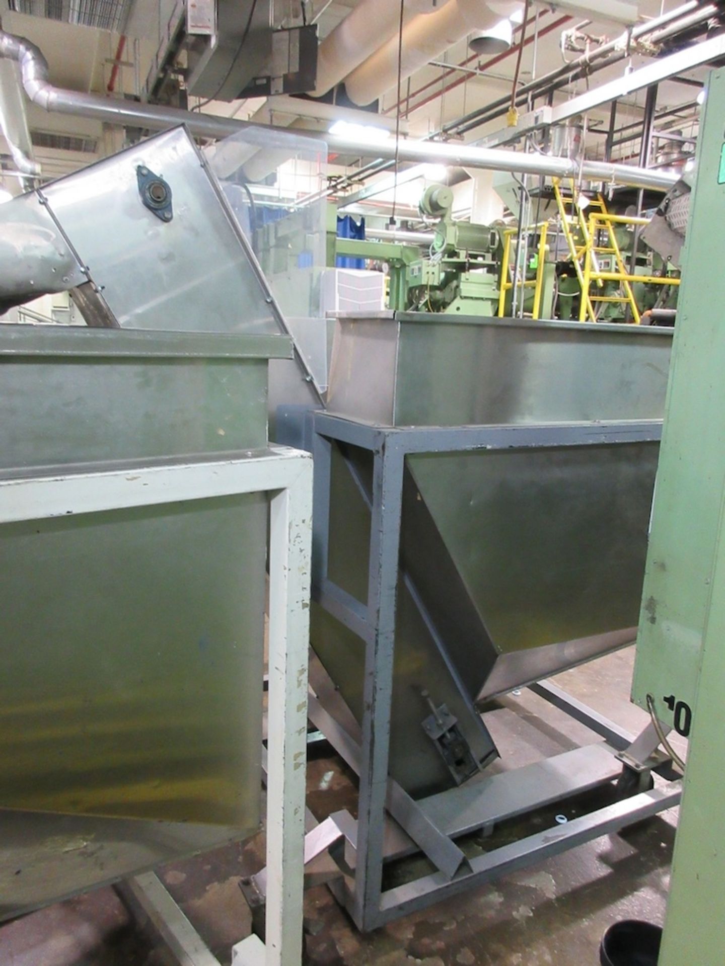 Mobile Bottle Hopper with 18" Incline Belt Conveyor - Image 4 of 4