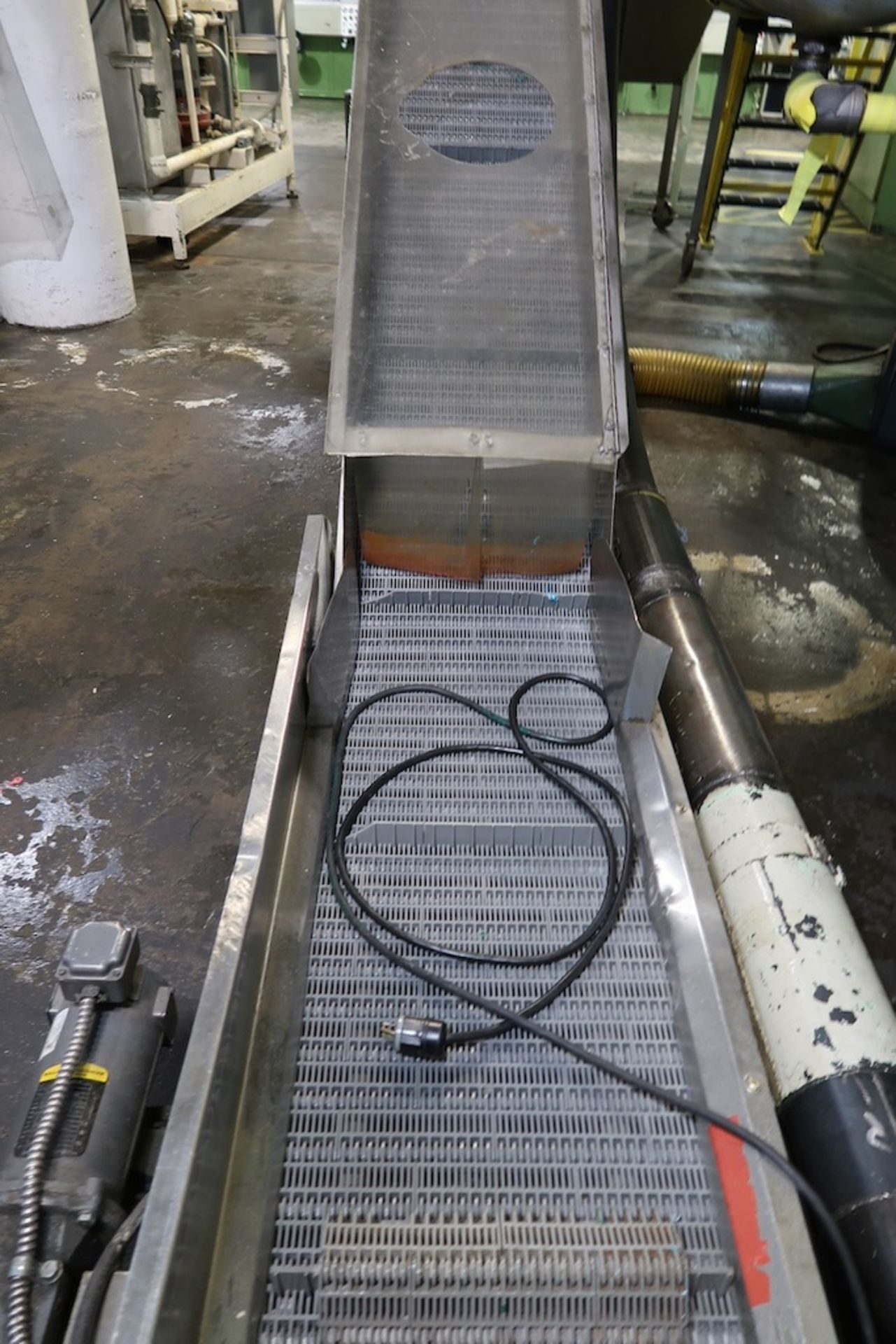 18"x15' Adjustable Height Motorized Incline Belt Conveyor with Part Sorting Bin - Image 2 of 3