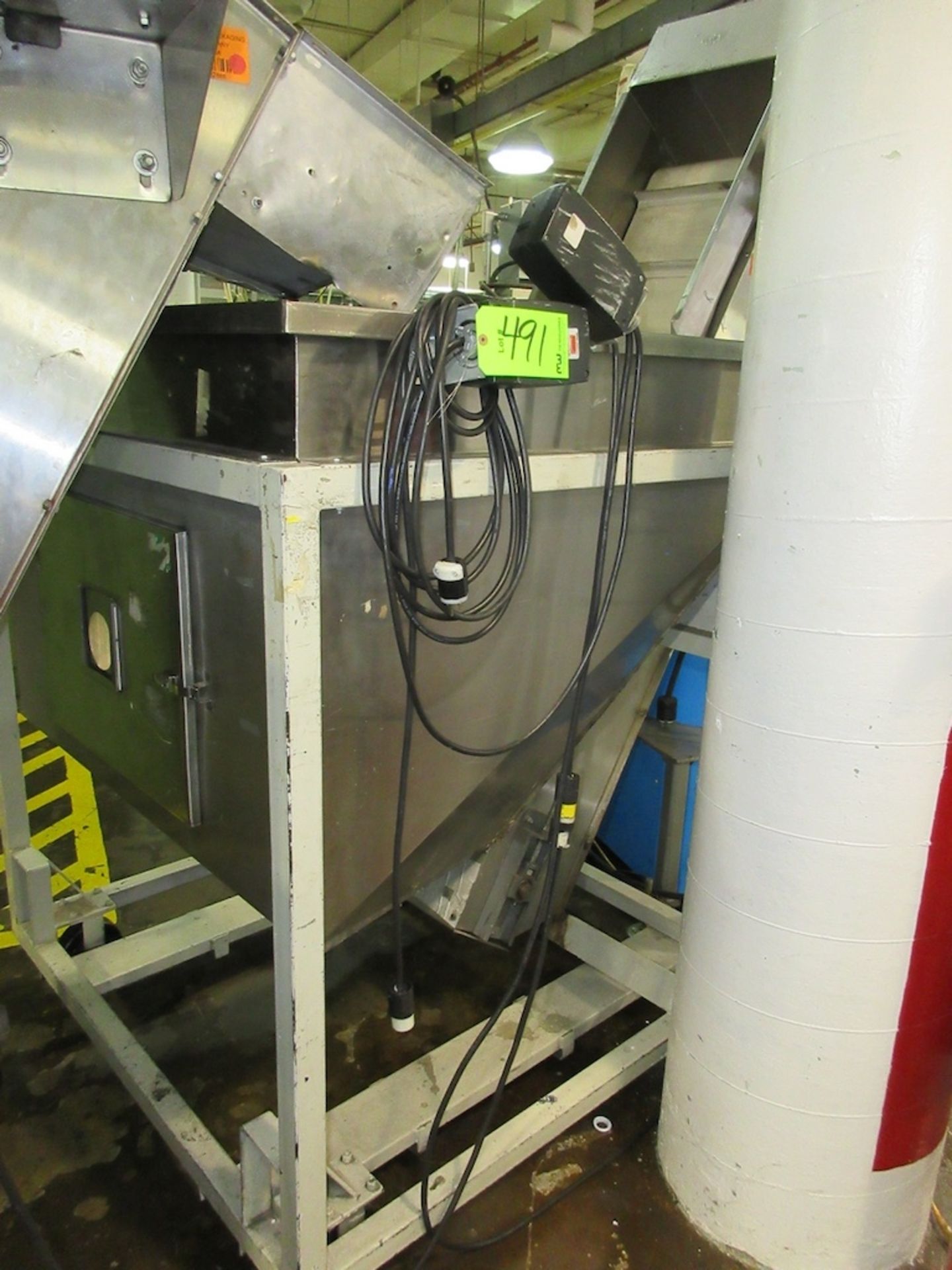 Mobile Bottle Hopper with 18" Incline Belt Conveyor - Image 2 of 4