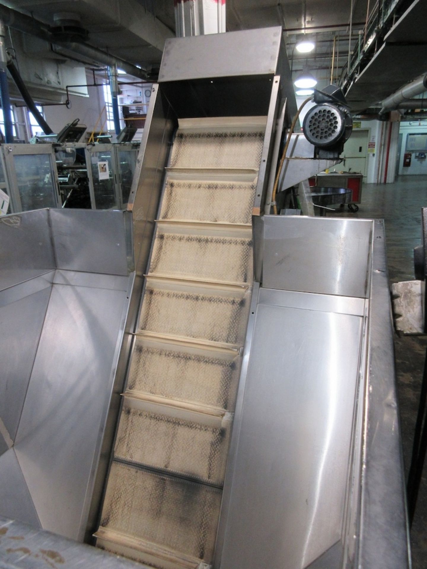 Mobile Bottle Hopper with Incline Belt Conveyor - Image 3 of 4