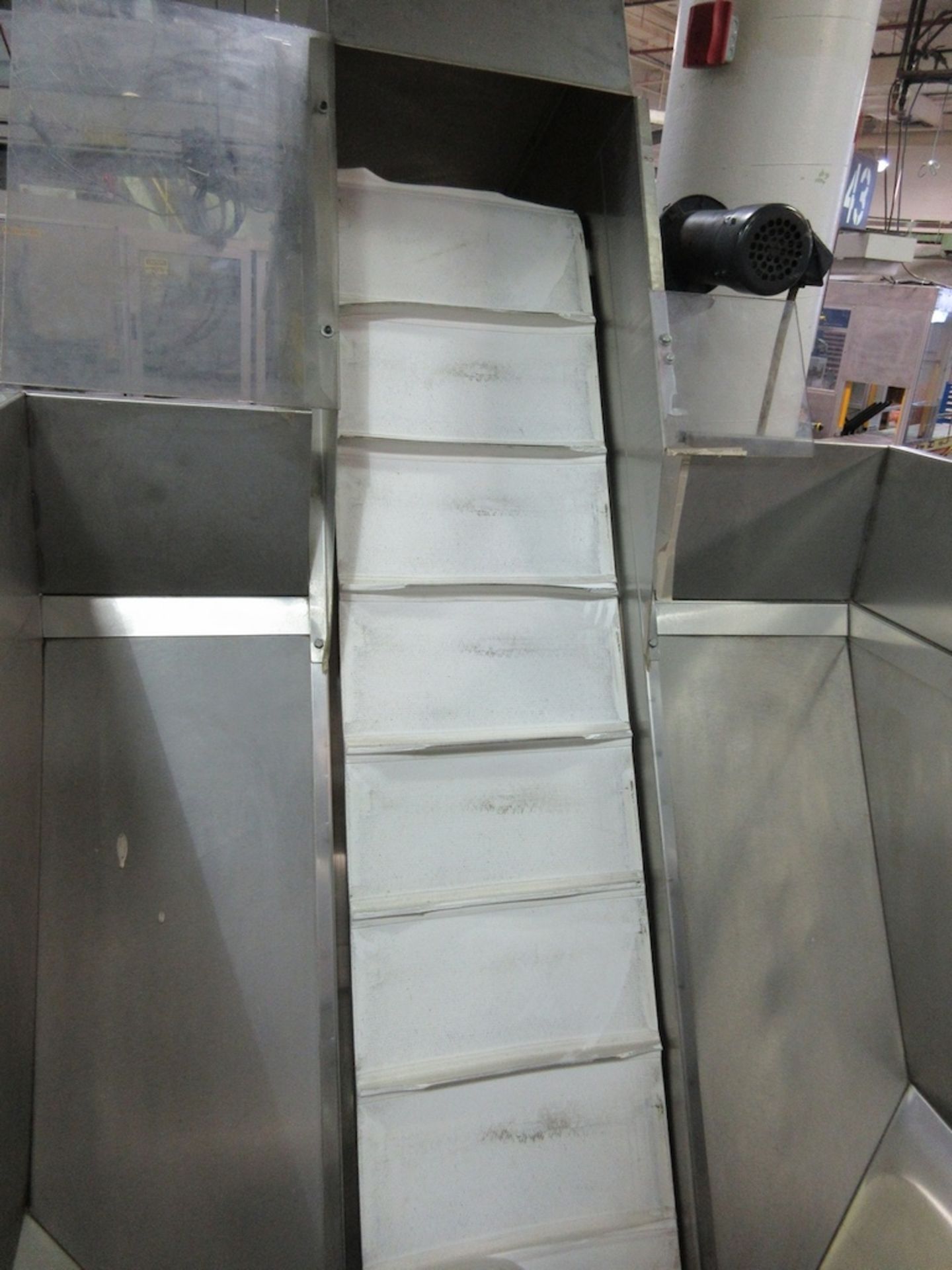 Mobile Bottle Hopper with 18" Incline Belt Conveyor - Image 3 of 4