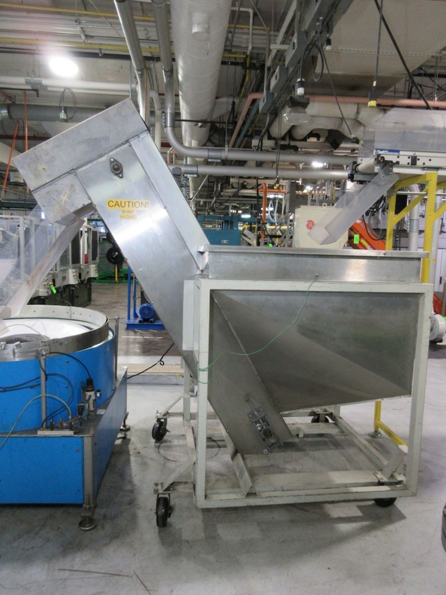 Mobile Bottle Hopper with Incline Belt Conveyor - Image 4 of 4