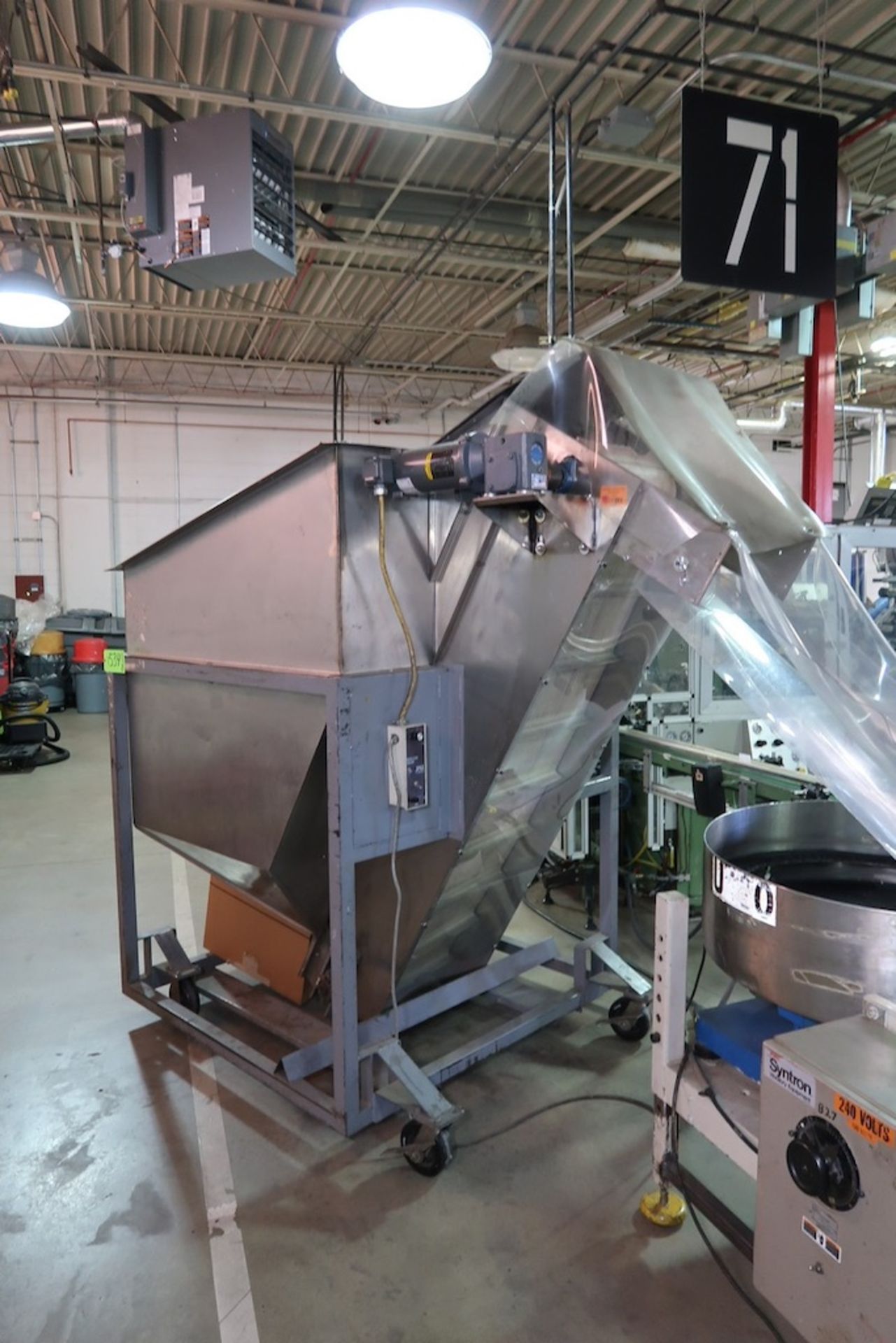 Mobile Bottle Hopper with 18" Incline Belt Conveyor - Image 2 of 3