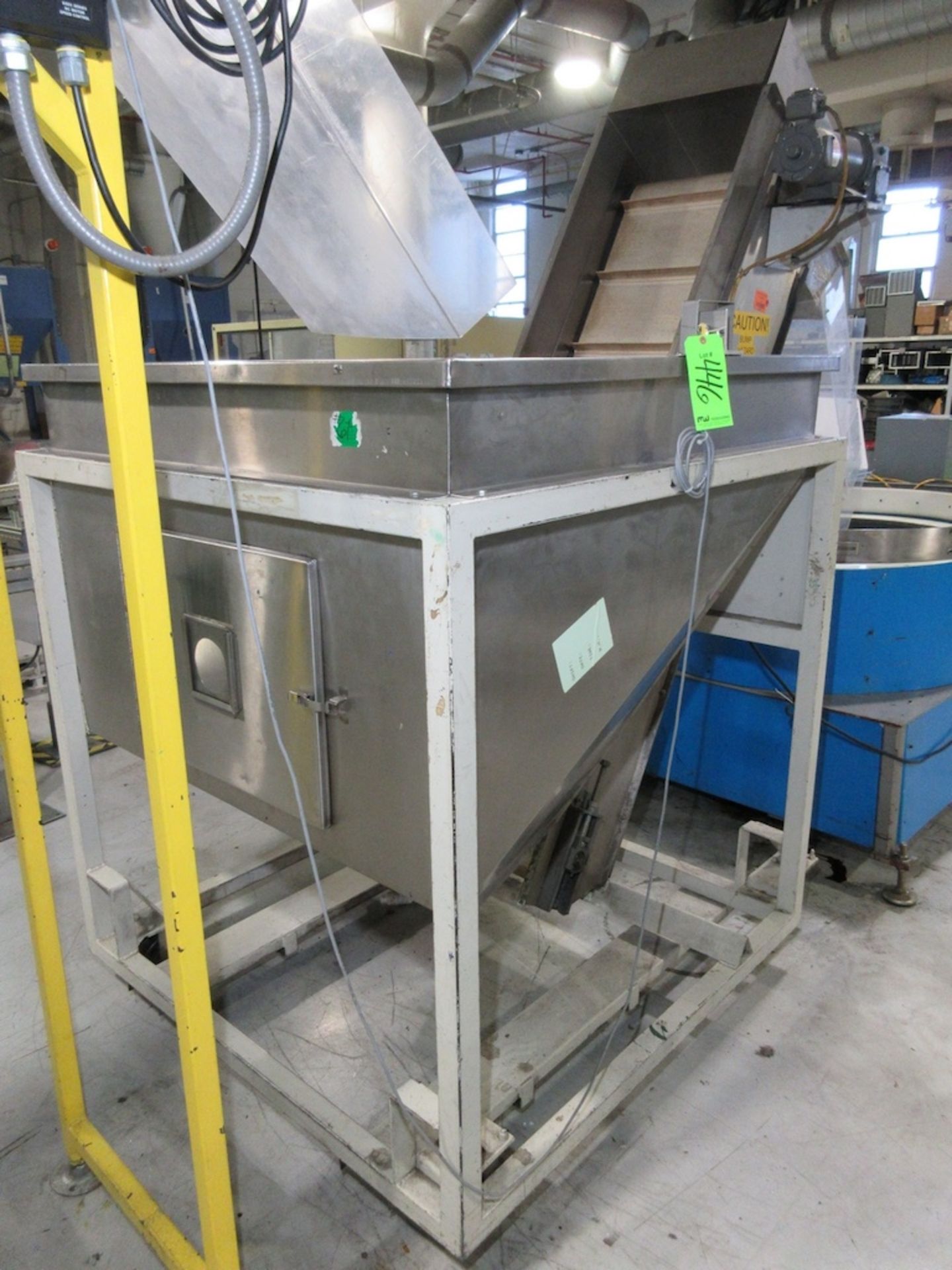 Mobile Bottle Hopper with Incline Belt Conveyor - Image 2 of 4