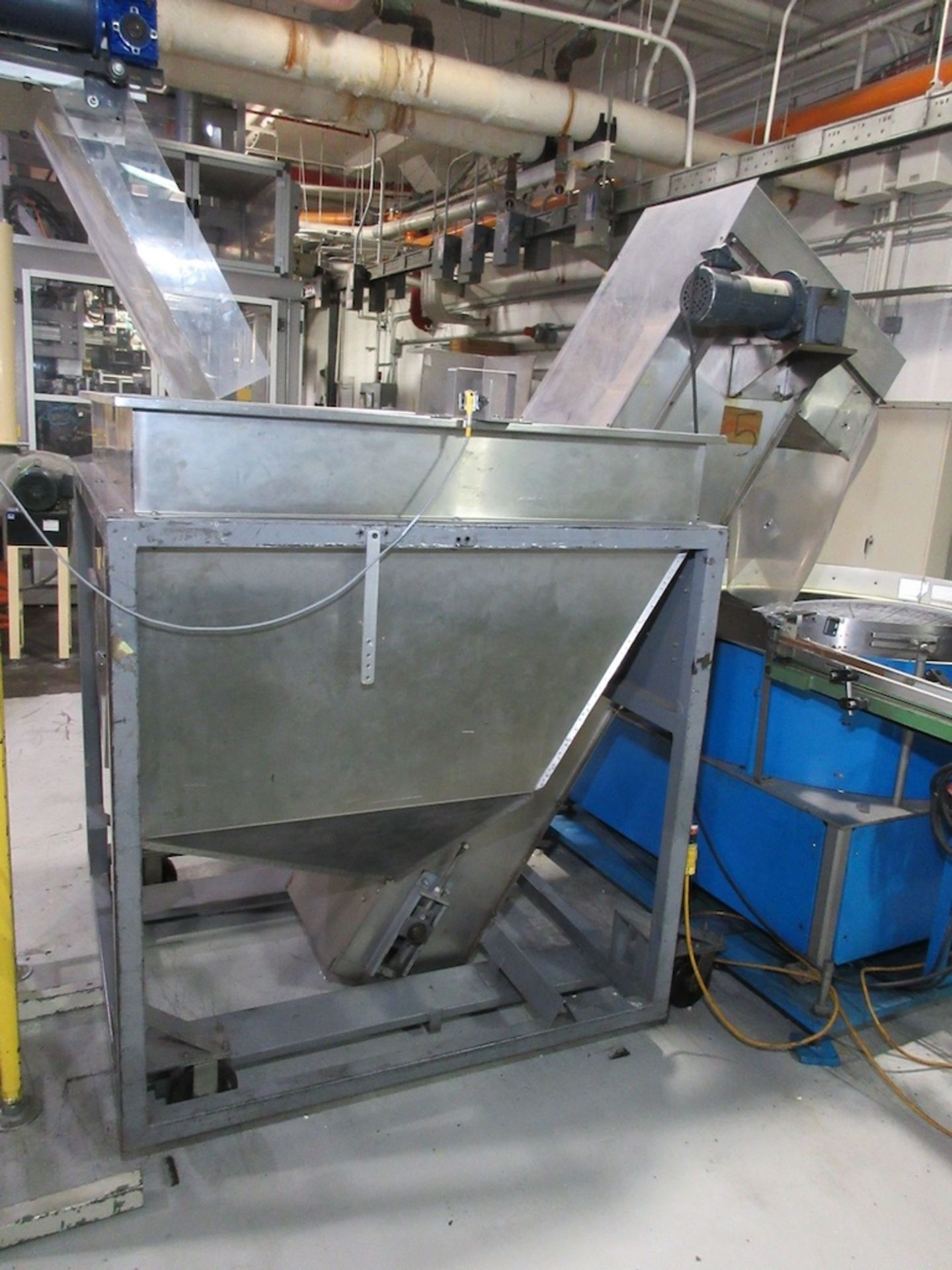 Mobile Bottle Hopper with 18" Incline Belt Conveyor - Image 4 of 4