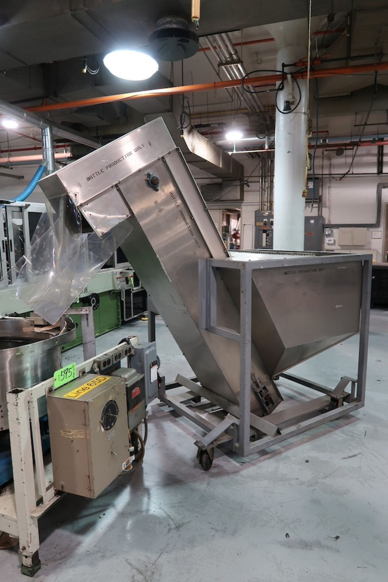 Mobile Bottle Hopper with 18" Incline Belt Conveyor - Image 3 of 3