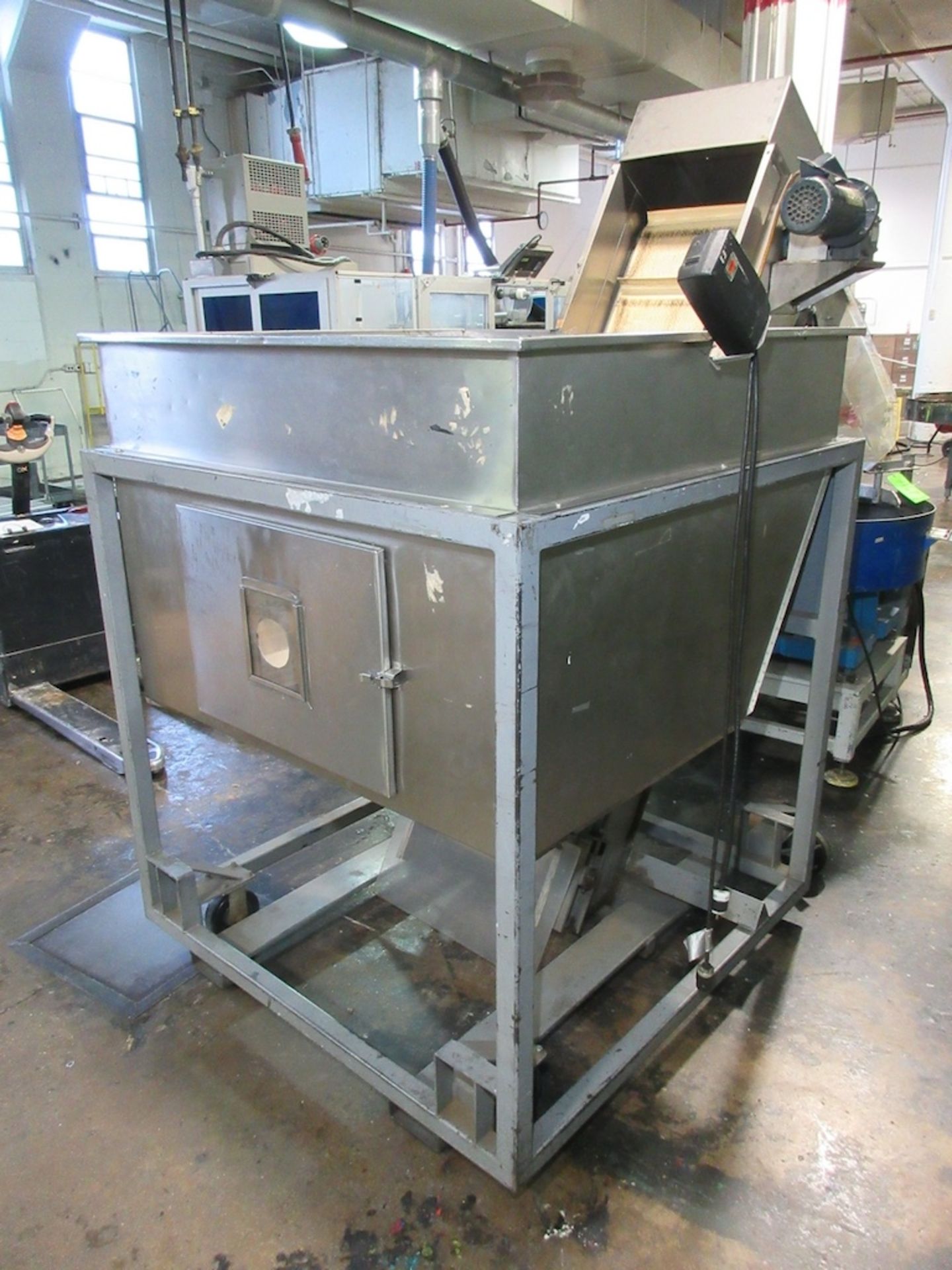 Mobile Bottle Hopper with Incline Belt Conveyor - Image 2 of 4