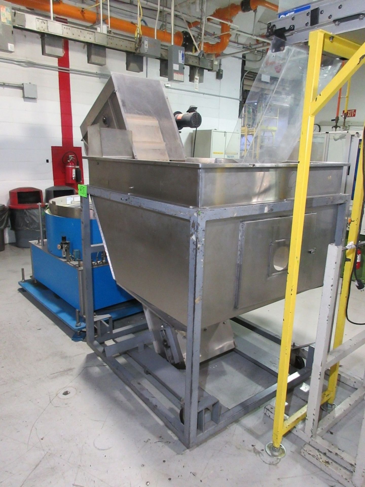 Mobile Bottle Hopper with 18" Incline Belt Conveyor - Image 2 of 4