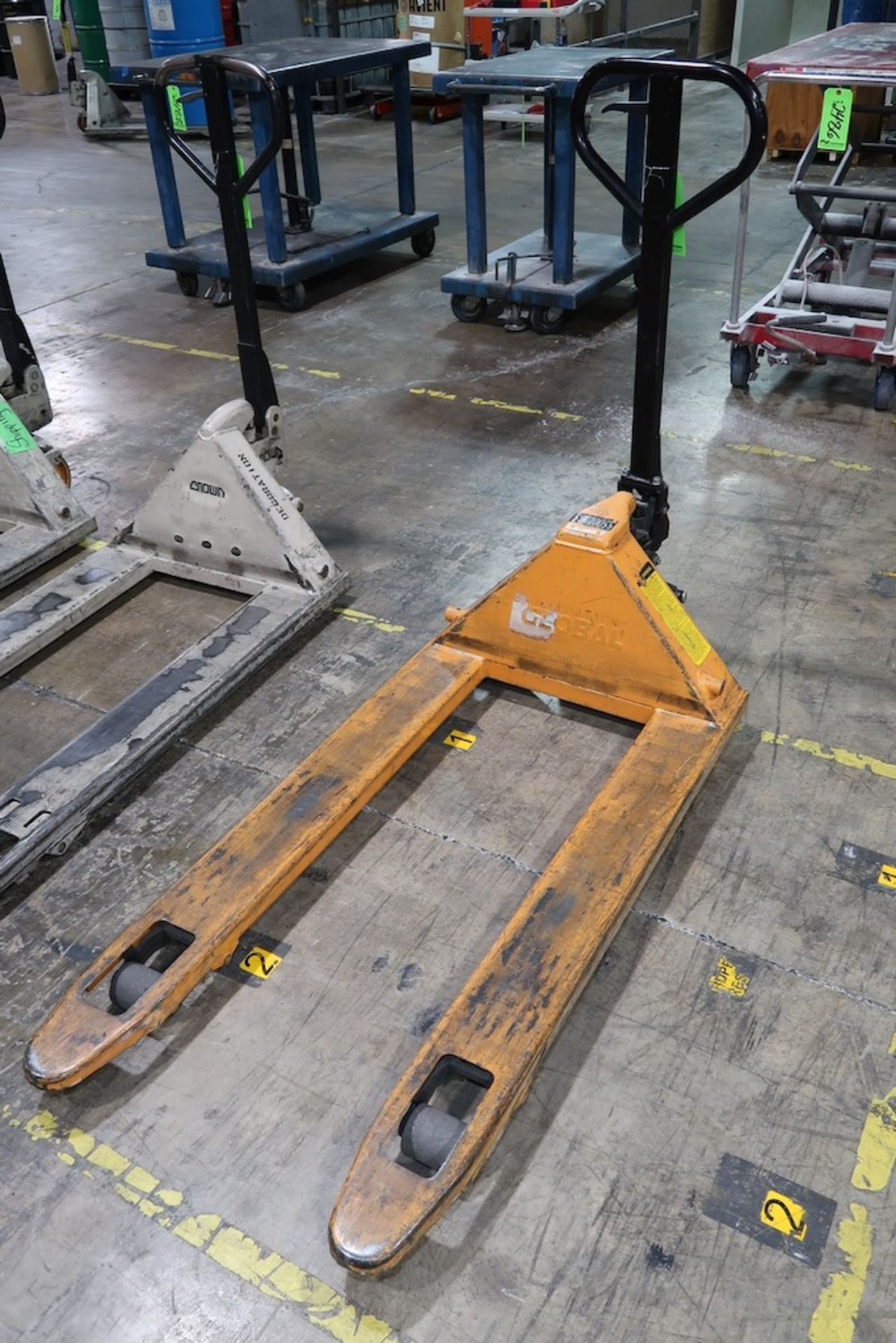 Global 5,500-Lb Pallet Jack - Image 2 of 2