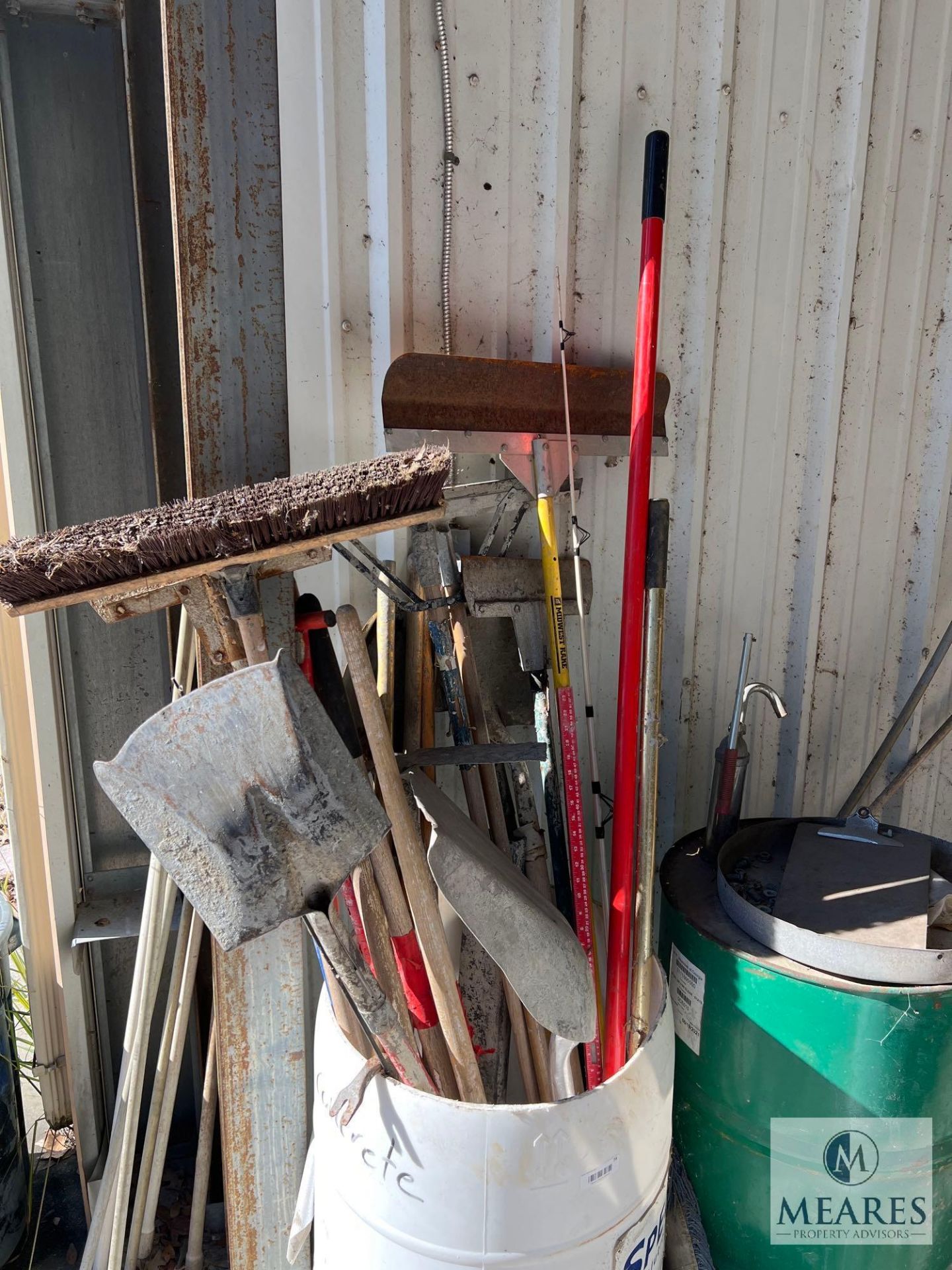 Bucket of Yard and Shop Tools - Bild 4 aus 4