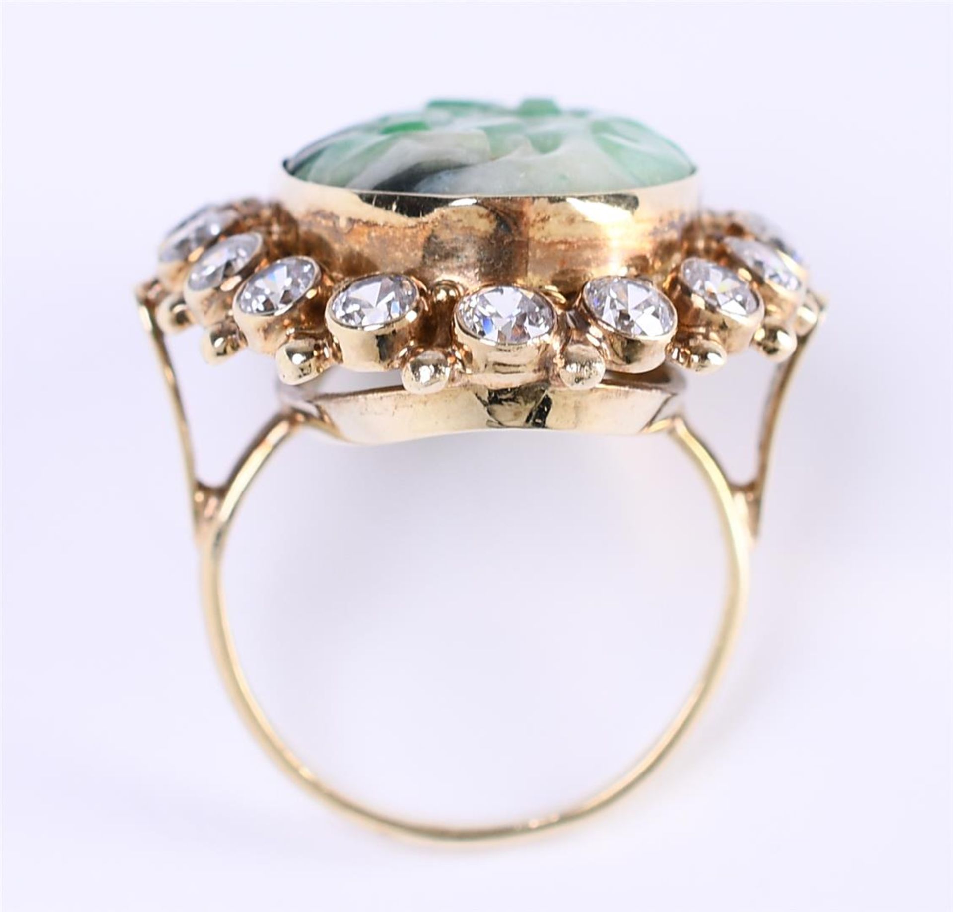 A yellow gold (14 kt) women's ring set with carved jade in the shape of flowers - Image 9 of 10